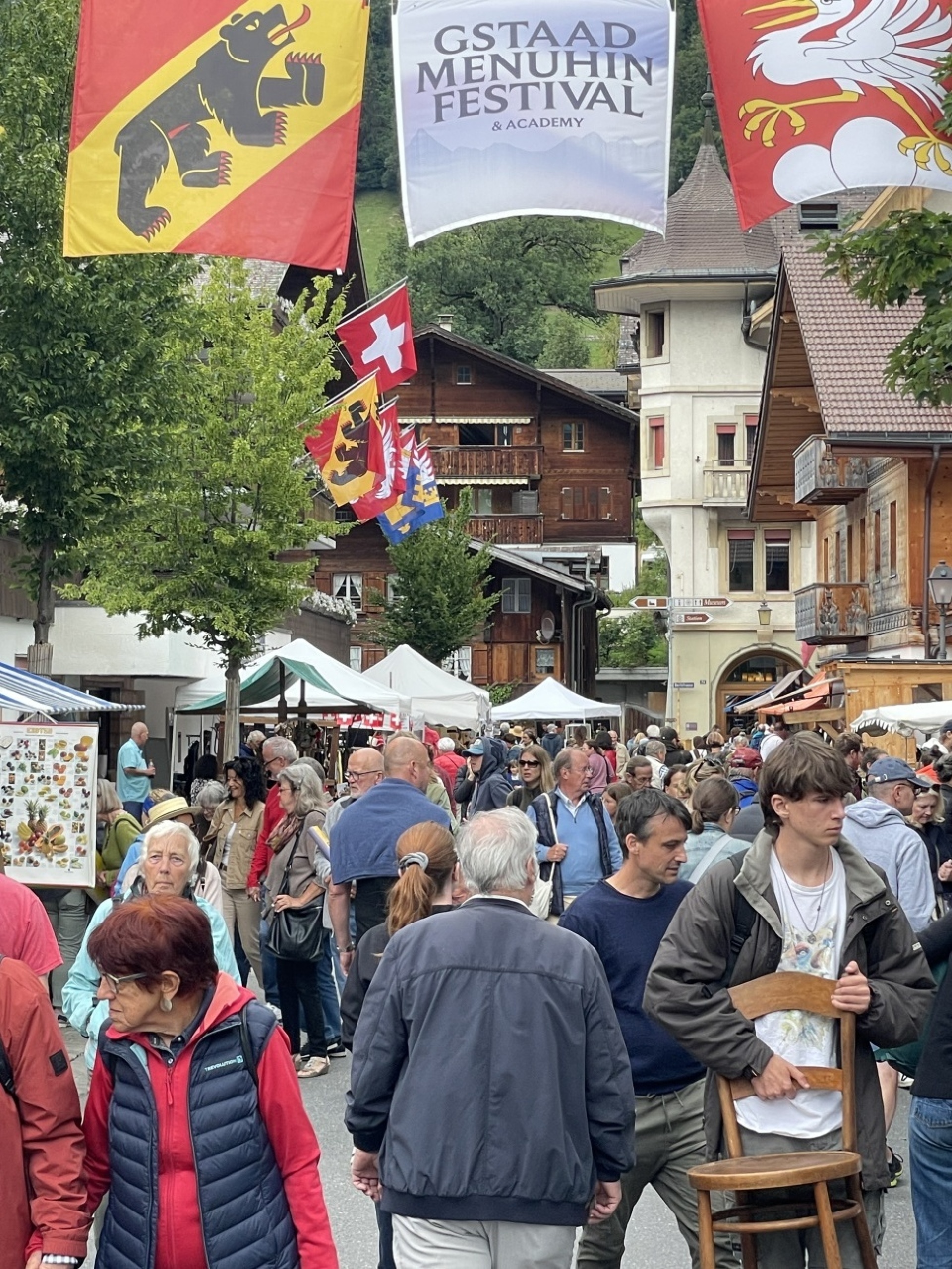Beloved from near and far - the anual Brocante market in Saanen | Photo: JEANETTE WICHMANN