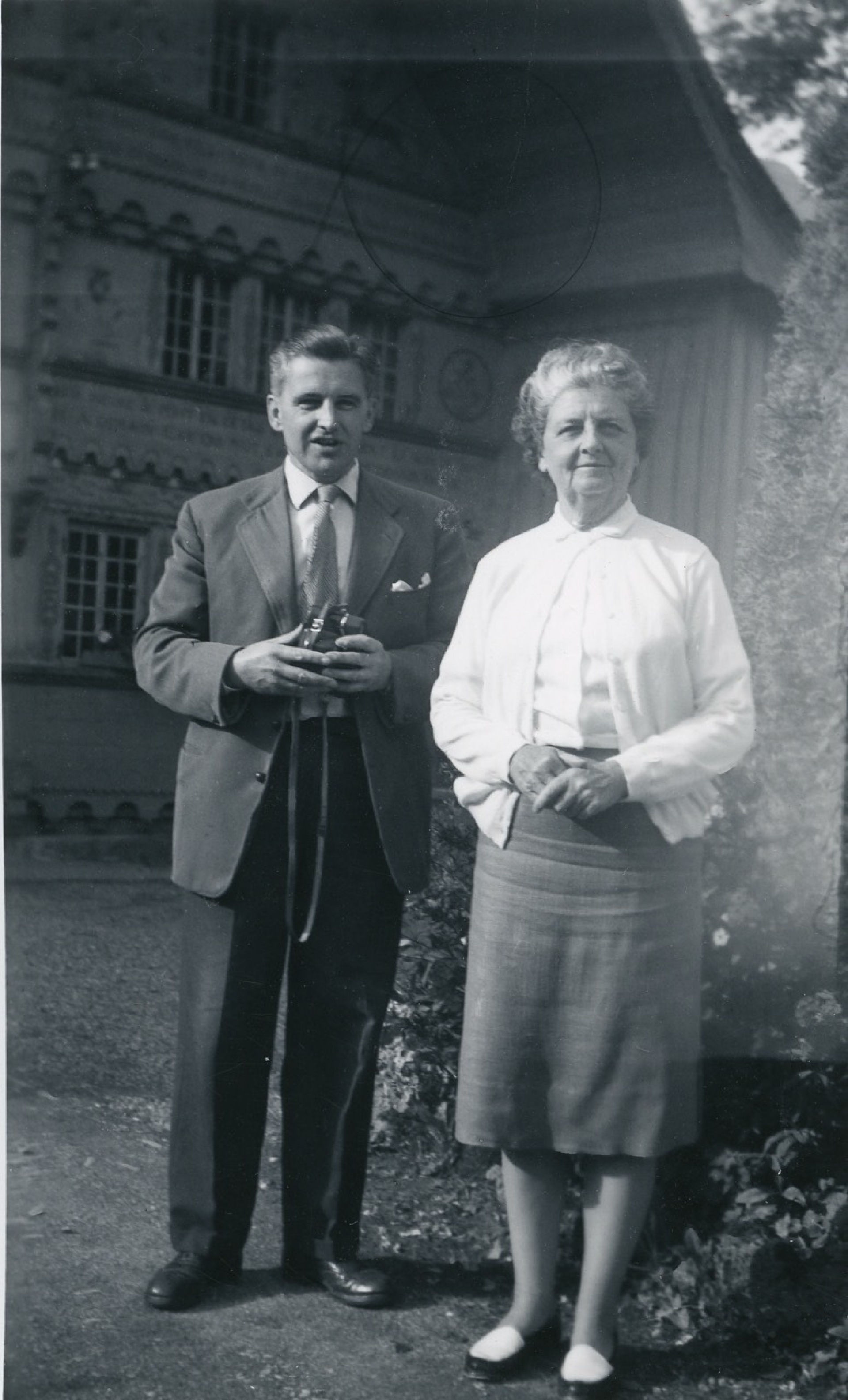 Tony and Phyllis outside Grand Chalet - Das Bild wird blockiert. – Möglicherweise durch einen aktiven Adblocker.