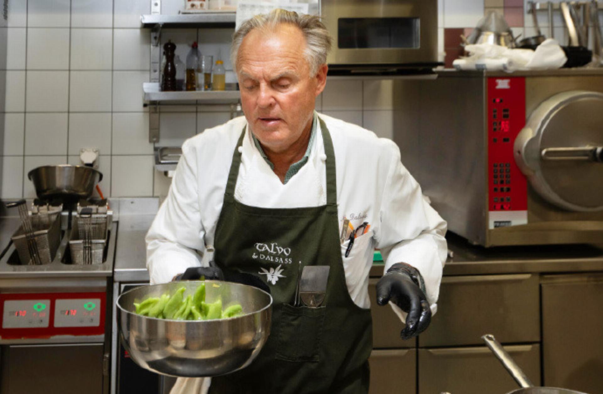 The king of pasta and olive oil in action: Martin Dalsass tosses his “olive blossoms”. - Das Bild wird blockiert. – Möglicherweise durch einen aktiven Adblocker.
