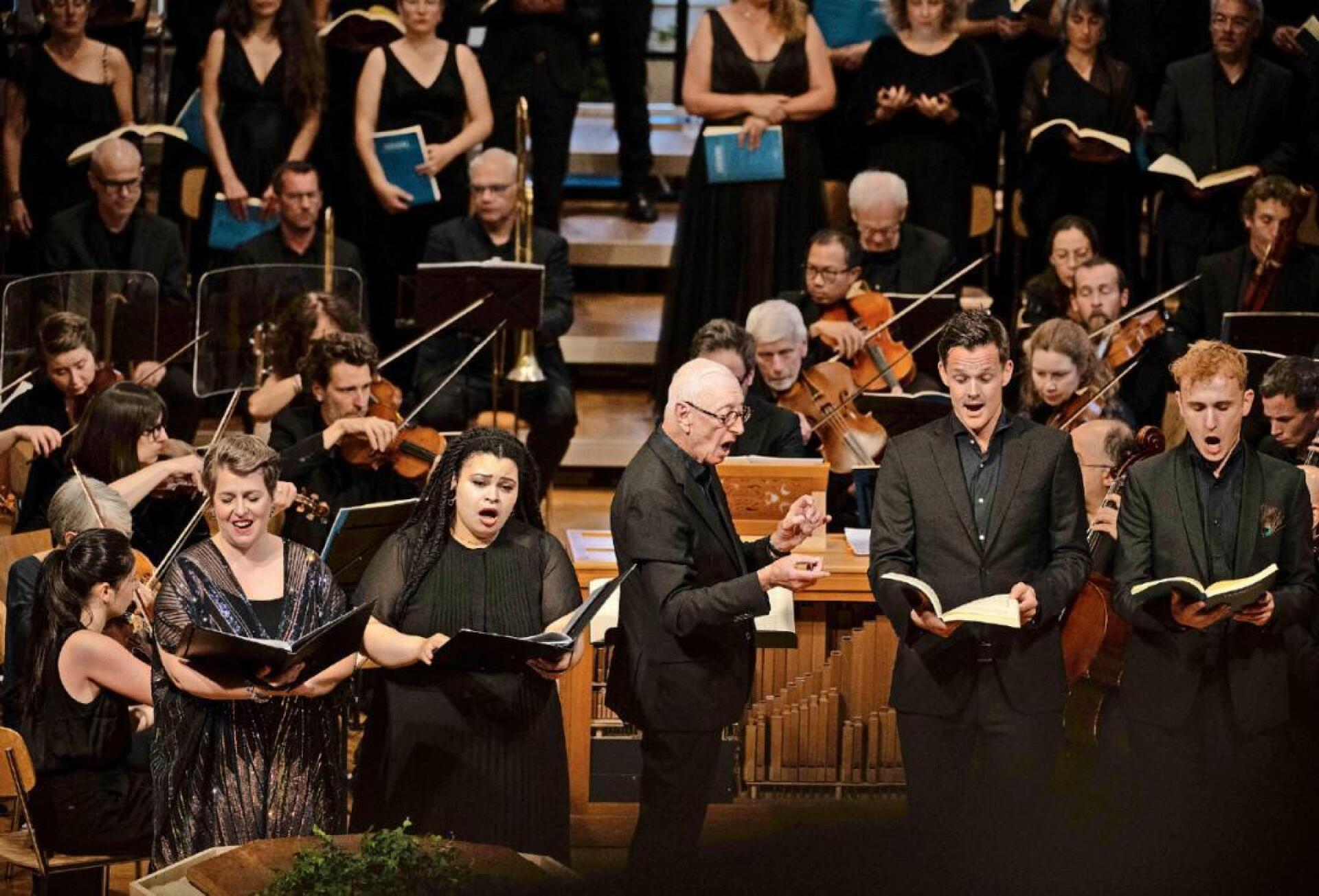  Compact yet deeply expressive: The choir and orchestra of Les Arts Florissants, joined (from left) by soprano Emmanuelle de Negri, contralto Jasmin White, conductor William Christie, tenor Moritz Kallenberg, and baritone Matthieu Walendzik. All photos: Raphael Faux / gstaadphotography.com