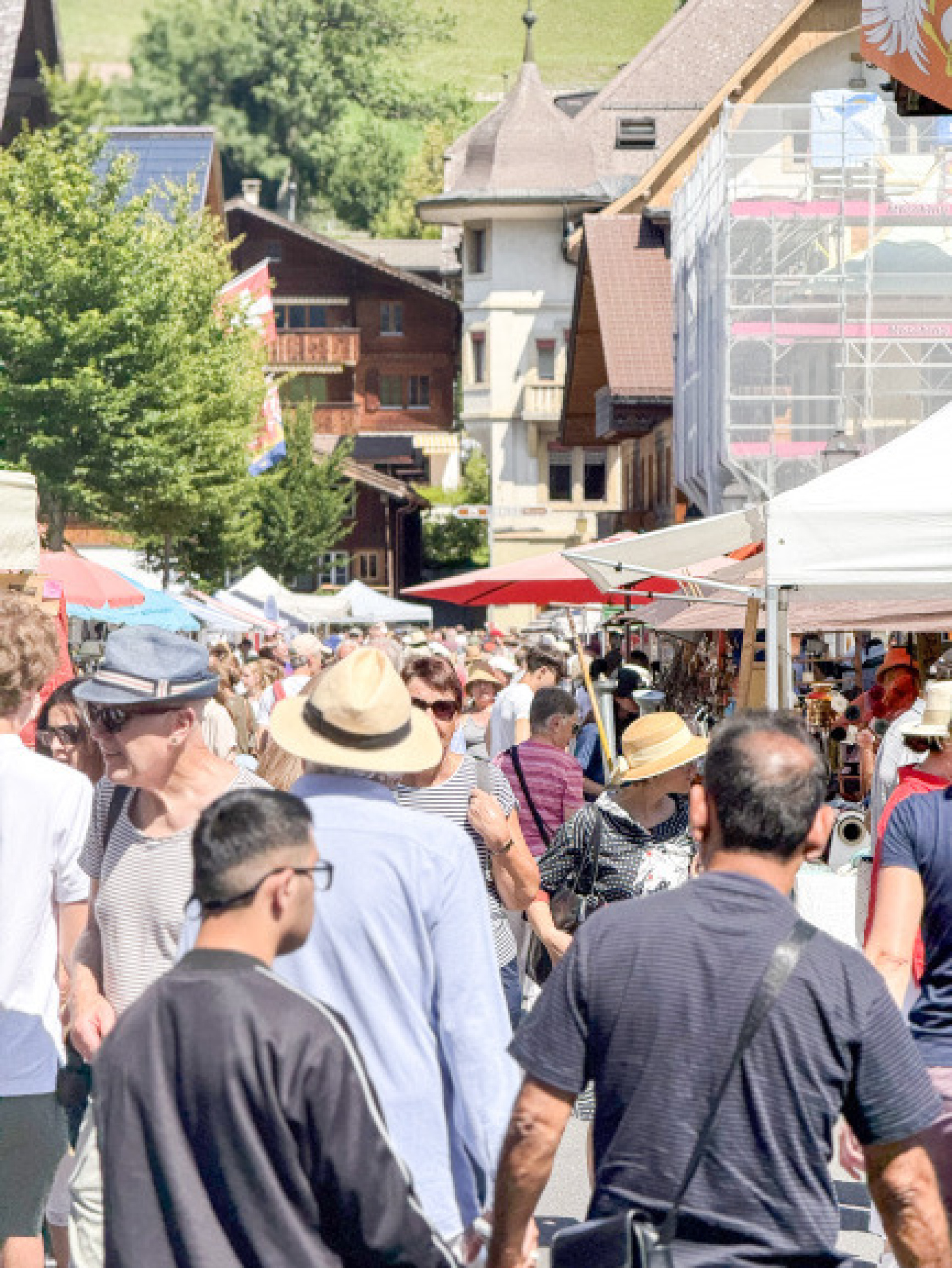 Bahnhofstrasse in Saanen was humming with Leben | Photos by Jeanette Wichmann