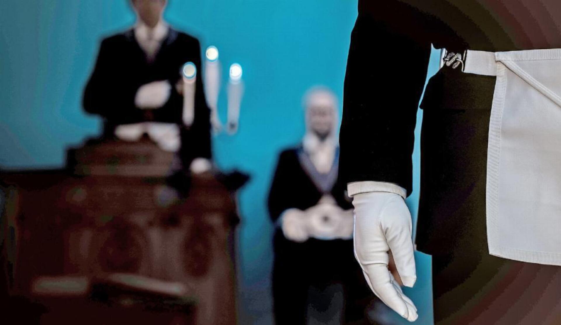 New members are initiated as apprentices, recognisable by the apprentice’s apron. - Das Bild wird blockiert. – Möglicherweise durch einen aktiven Adblocker.