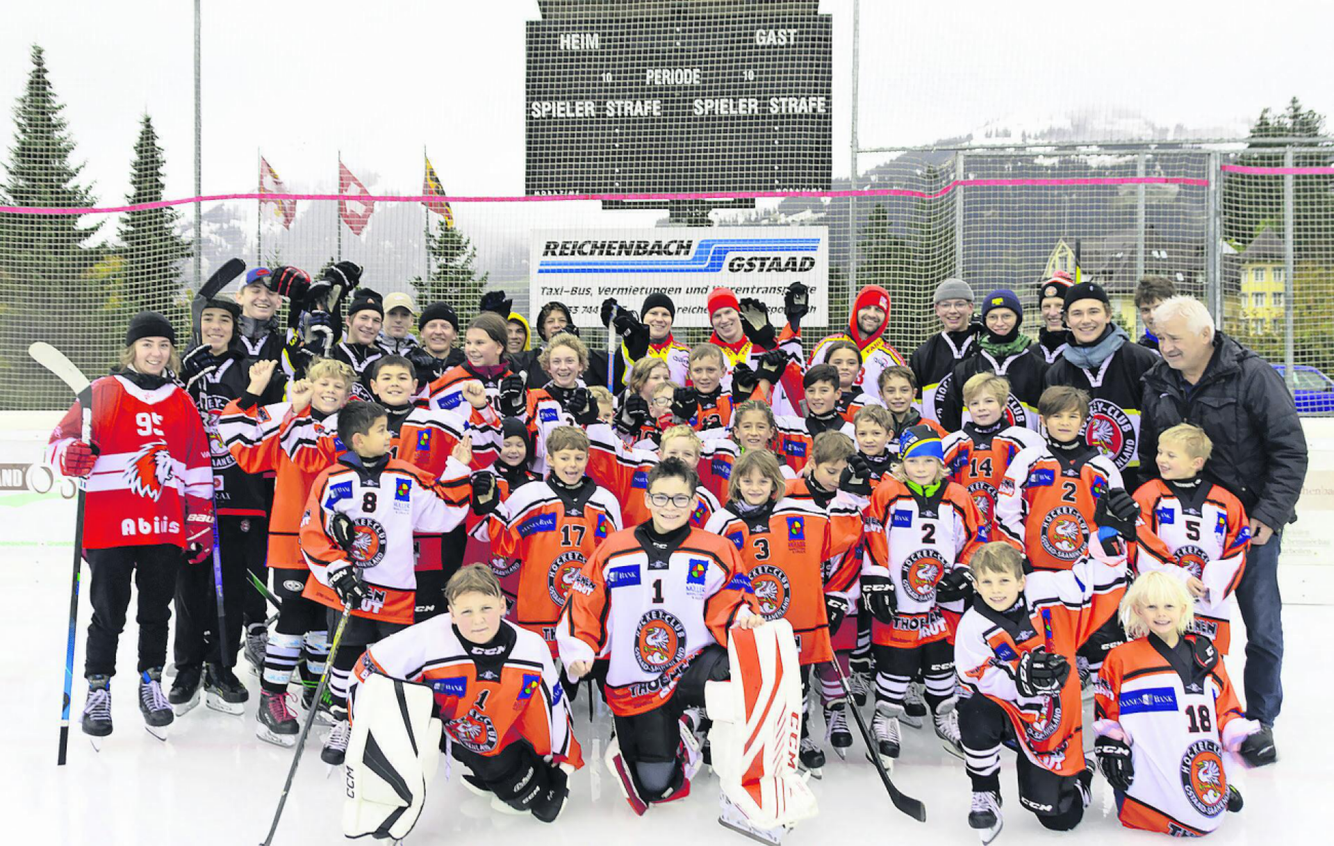The Swiss Ice Hockey Day in Gstaad attracted many ice hockey fans. PHOTOS: ERICH KÄSER