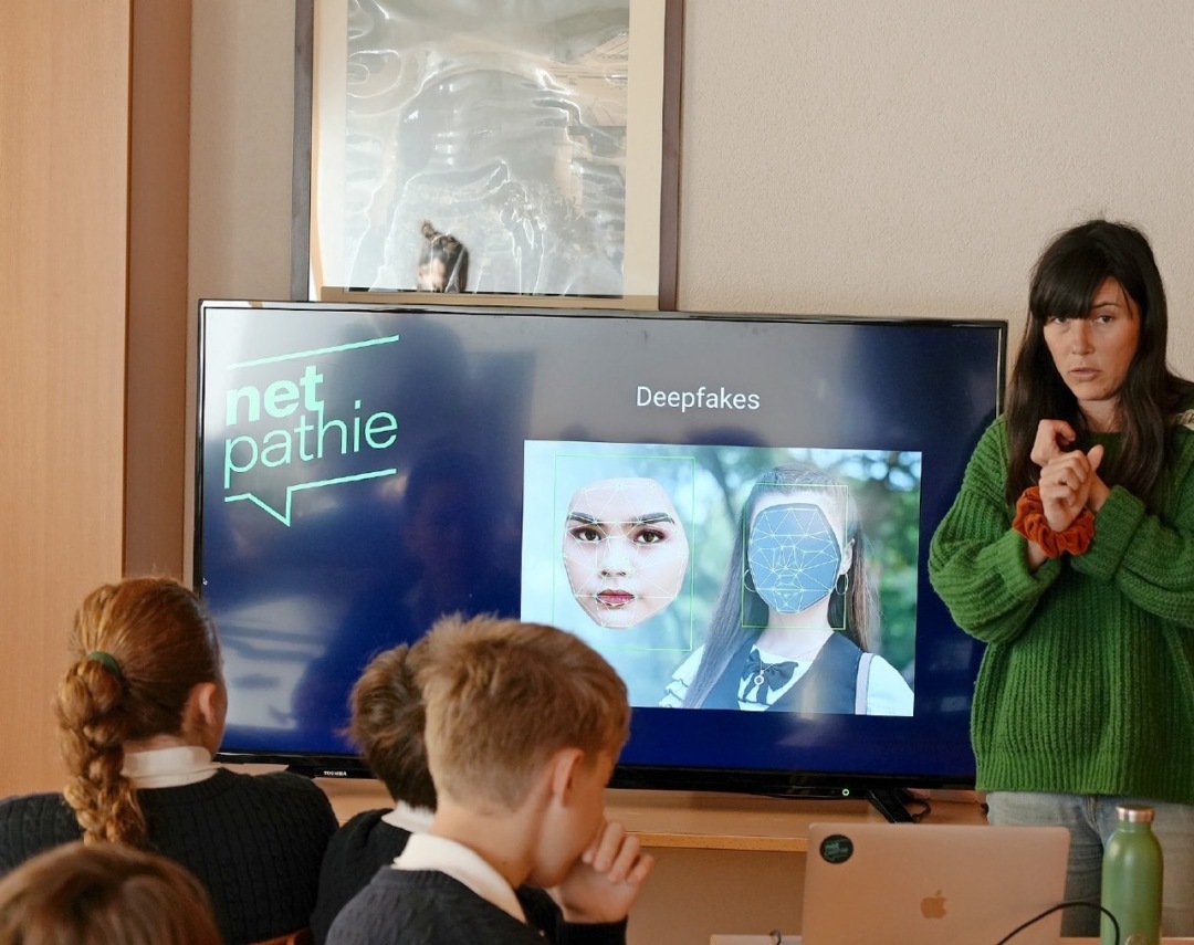 Petra Marty, founder of Netpathie, explains that so-called deepfakes can digitally replace or manipulate faces or bodies (see section Room 2). PHOTOS: JONATHAN SCHOPFER Petra Marty, founder of Netpathie, explains that so-called deepfakes can digitally replace or manipulate faces or bodies (see section Room 2). PHOTOS: JONATHAN SCHOPFER