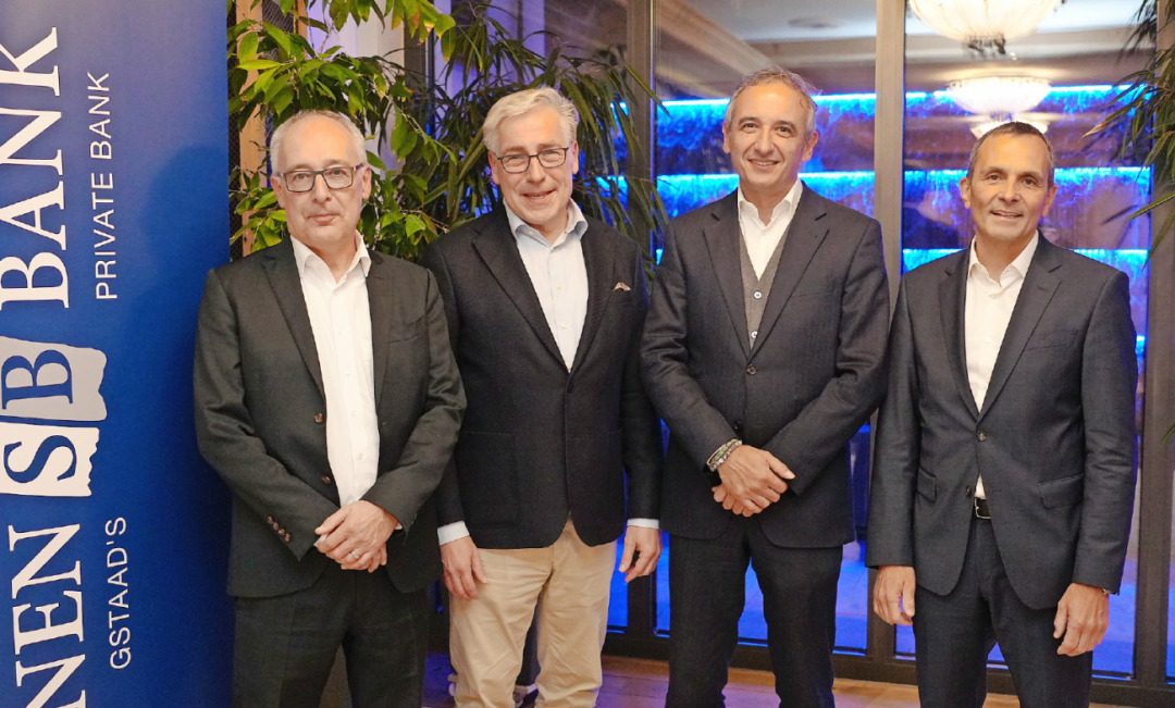 The Saanen Bank organised the Market Barometer: from left: Dominique Huwiler (Member of the Executive Board), Prof. Dr. Klaus W. Wellershoff (guest speaker), Gianluca Biggi (Member of the Management), and Beat Welten (Member of the Management). PHOTOS: JONATHAN SCHOPFER The Saanen Bank organised the Market Barometer: from left: Dominique Huwiler (Member of the Executive Board), Prof. Dr. Klaus W. Wellershoff (guest speaker), Gianluca Biggi (Member of the Management), and Beat Welten (Member of the Management). PHOTOS: JONATHAN SCHOPFER