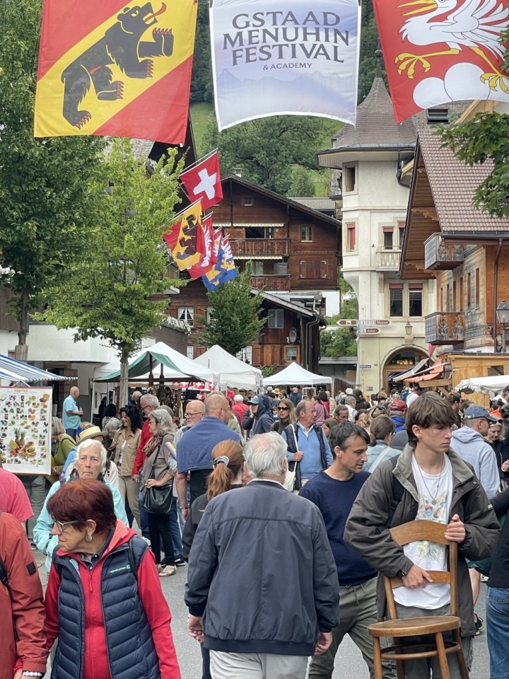 Beloved from near and far - the anual Brocante market in Saanen | Photo: JEANETTE WICHMANN