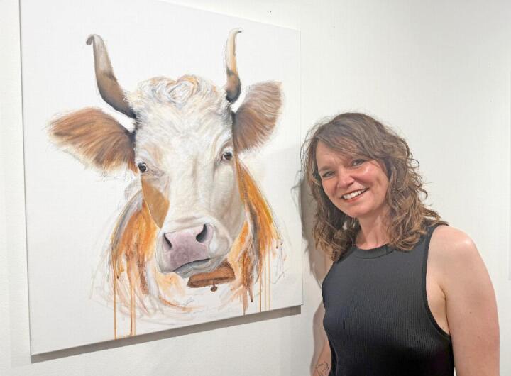 Denise Schwizgebel in front of one of her favourite works, the Simmental cow