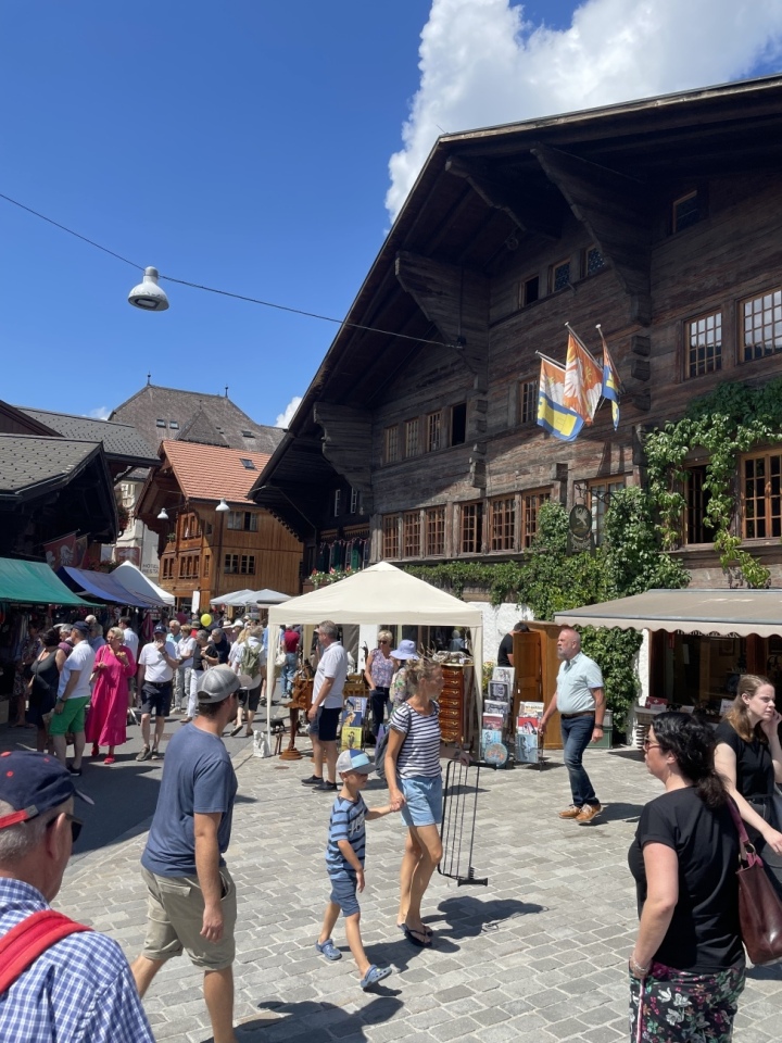 This year celebrates the 20th year anniversary of the Brocante market in Saanen | Photo: Jeanette Wichmann