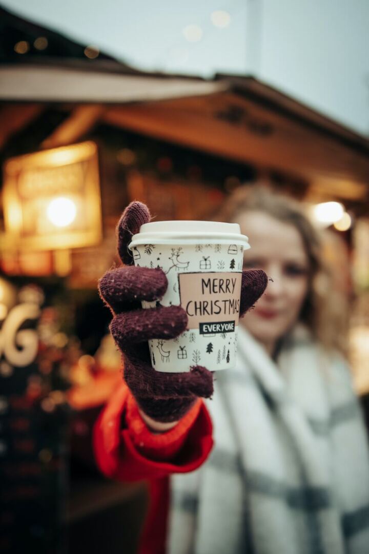 Sip some mulled wine or hot soup while you explore the Christmas market | (c)Kevin Lehtla-unsplash