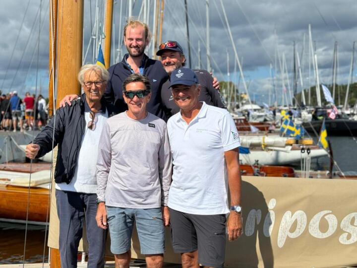 Peter Theile (left) and behind him Tilman Theile (his son) - and the winning crew 