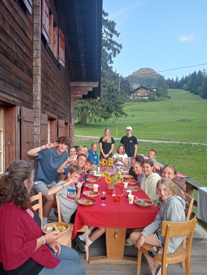 Although they come from all over Switzwerland, during camp they become one big family. Local children from Saanenland shared the table with fellow campers from Basel and St. Gallen.