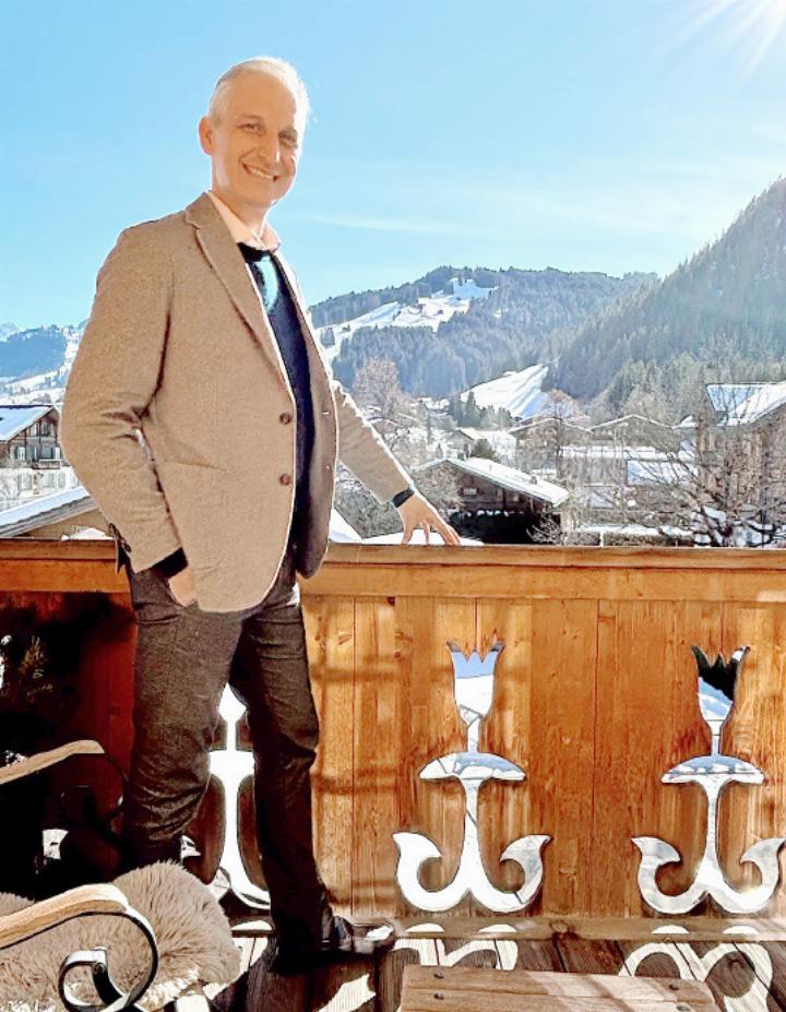 Together with his wife and their five children, Dr Thomas has chosen the Saanenland as home. The family values the community Together with his wife and their five children, Dr Thomas has chosen the Saanenland as home. The family values the community