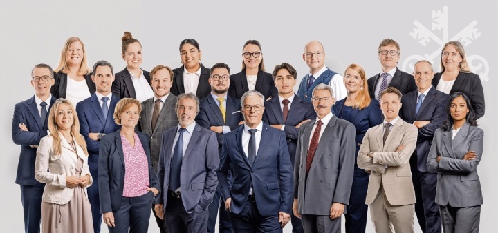 A strong team: UBS Gstaad employees combine expertise from two banks. (Back row from left) Simone Zechner, Tamara Schär, Susanna Bishaws, Cosima Serra di Cassano, Gerrit Weber, Bruno Lanz, Sandra Hiltbrand. (Middle row from left) Tobias Müller, Patrick Meier, Marc Scheuzger, Raphael Lehmann, Léon Temov, Cornelia Oberli, Hanspeter Dönier. (Front row from left) Roya Shepherd, Barbara Zeller, Sigbert Feller, Hans Baumgartner, omas Bohnenblust, Gian Zurbrügg, Karin Vincent.