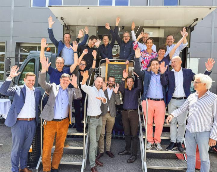 The members of IG Gstaad-Saanenland celebrate the ten-year anniversary of their cooperative