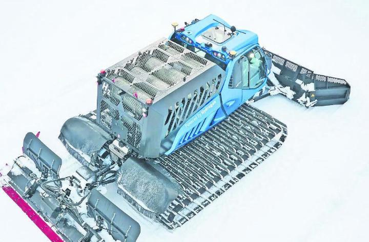 The snow groomer carries the hydrogen-filled tanks on its back.