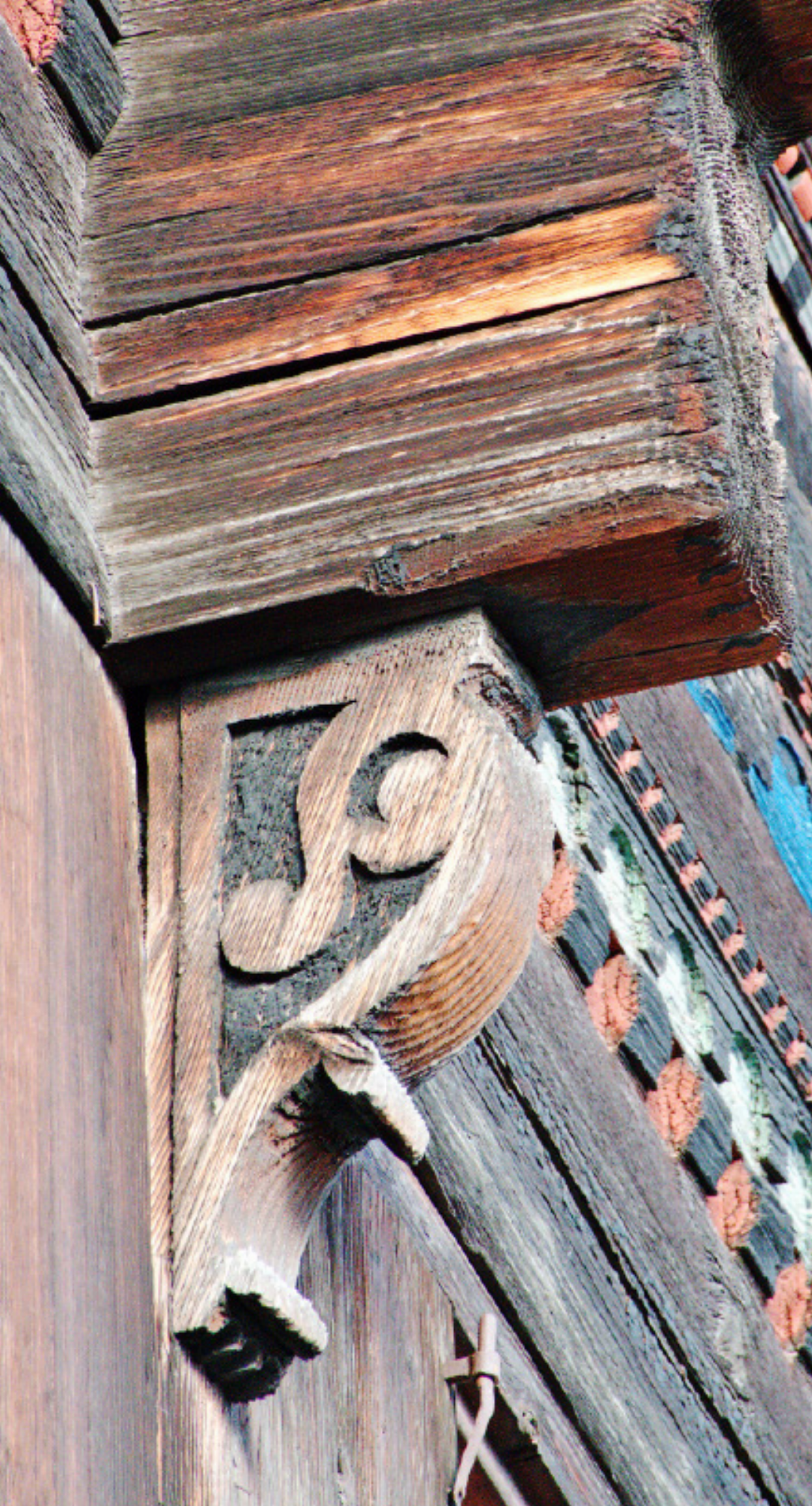 1 These spiral-shaped decorative brackets appear to support the projecting ends of the beam, but in reality they serve no structural purpose. Introduced purely as ornament, they became a lasting feature of Saanen 1 These spiral-shaped decorative brackets appear to support the projecting ends of the beam, but in reality they serve no structural purpose. Introduced purely as ornament, they became a lasting feature of Saanen