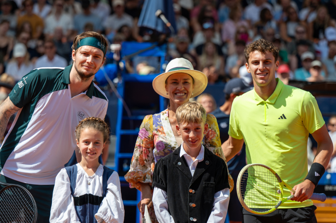 Coin toss photo of the 2025 finalists: Alexander Bublik (left) Martina Hingis (coin tosser) and Juan Manuel Cerundolo (right) | Breakpoint images Coin toss photo of the 2025 finalists: Alexander Bublik (left) Martina Hingis (coin tosser) and Juan Manuel Cerundolo (right) | Breakpoint images