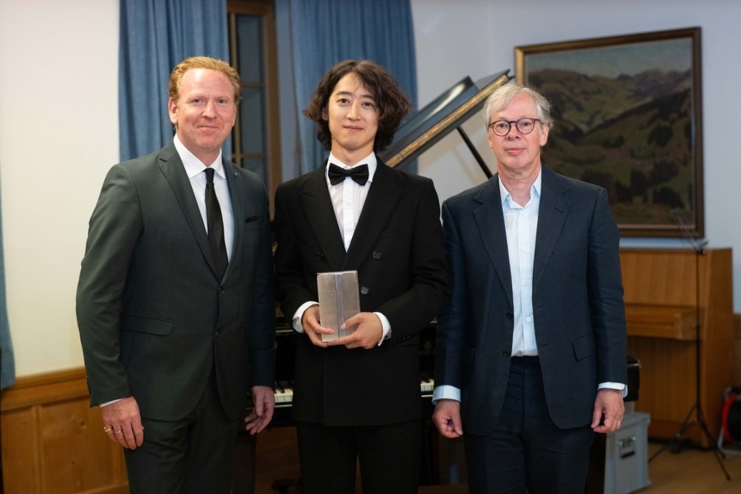 Hayato Sumino, recipient of the 2026 Olivier Berggruen Prize (centre), with festival friend and supporter Olivier Berggruen (right) and Artistic Director Daniel Hope (left) | Photo: Raphael Faux Hayato Sumino, recipient of the 2026 Olivier Berggruen Prize (centre), with festival friend and supporter Olivier Berggruen (right) and Artistic Director Daniel Hope (left) | Photo: Raphael Faux