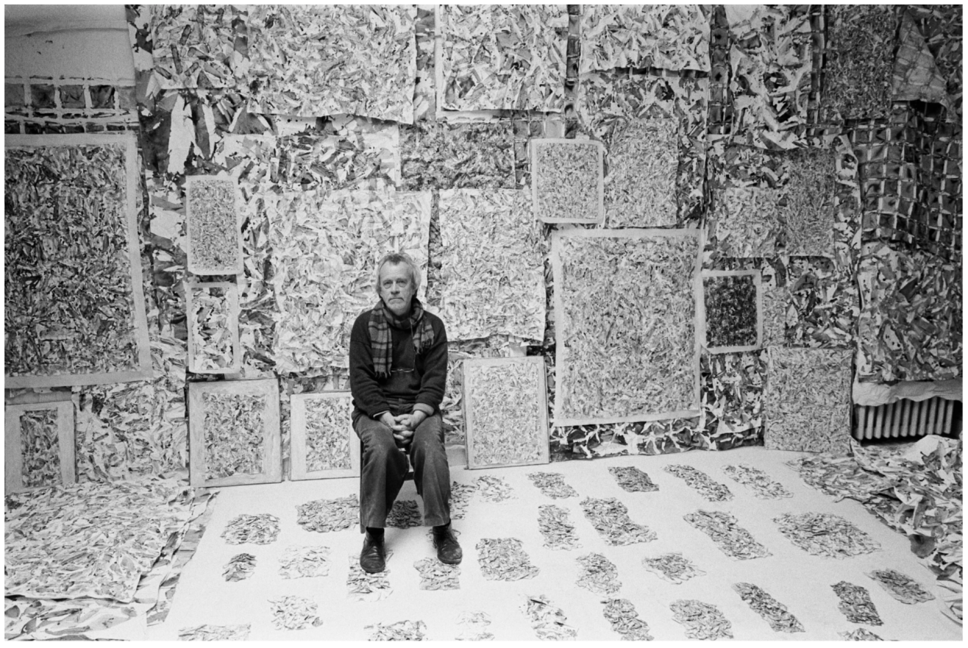 Simon Hantaï in front of the hanging of the last studio, Paris, 1985 Artwork: © Archives Simon Hantaï/Adagp, Paris, 2026; Photo: © Adagp/Succession Édouard Boubat/ARS, New York Courtesy Archives Simon Hantaï and Gagosian - Das Bild wird blockiert. – Möglicherweise durch einen aktiven Adblocker.
