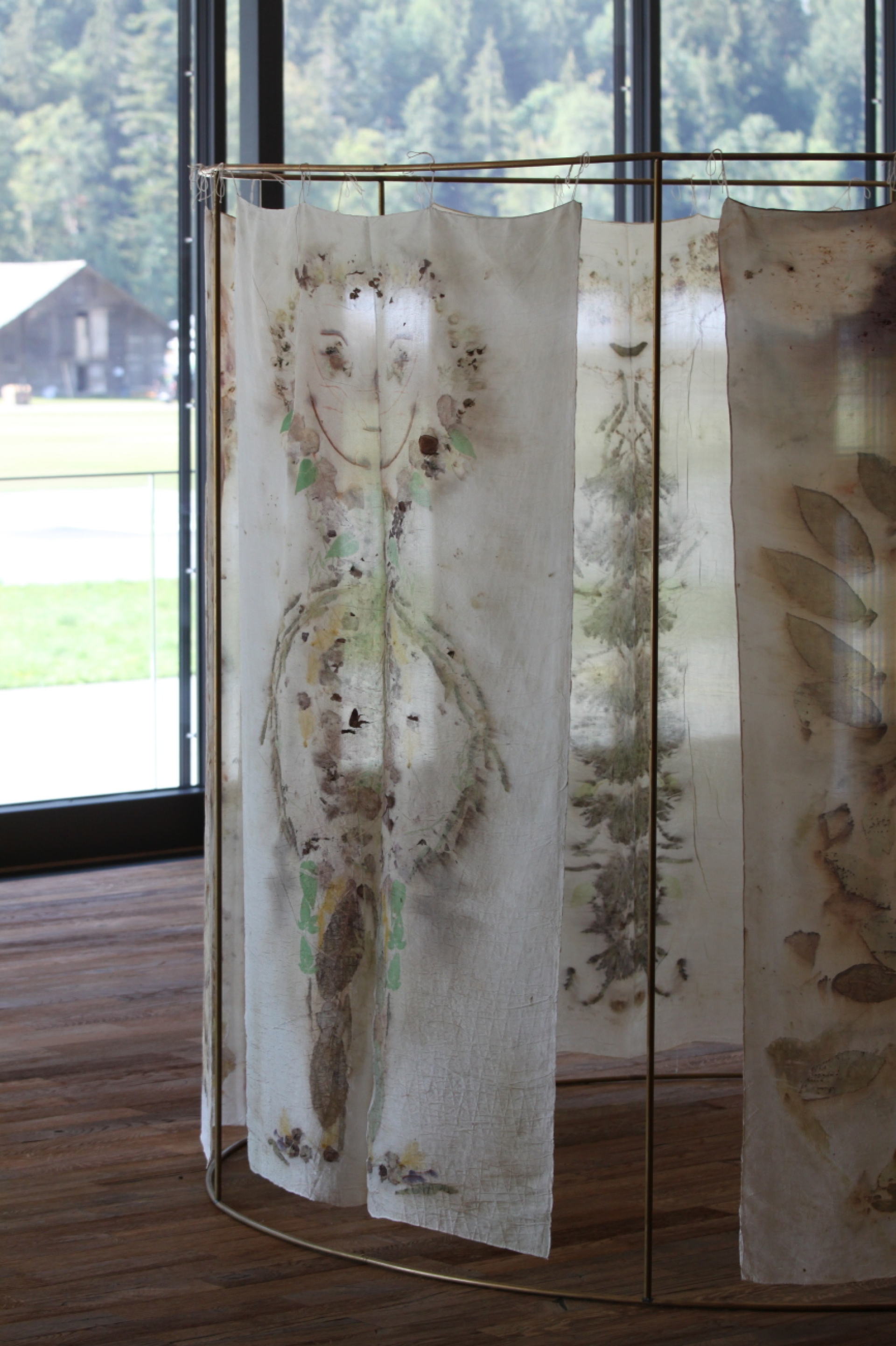 The first work visitors encounter is Chiara Camoni’s Una Tenda (“a tent”), an open, circular structure hung with silk imprinted with plants, fossils and human forms. Visitors can step inside, becoming part of the work themselves. - Das Bild wird blockiert. – Möglicherweise durch einen aktiven Adblocker.
