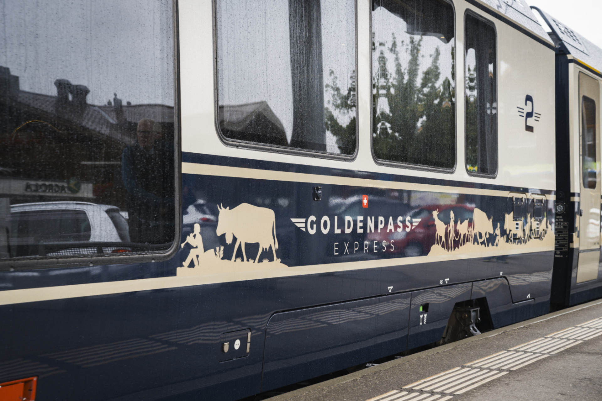 The newly liveried train arrives at Gstaad station | PHOTOS: ELIANE ZÜRCHER - Das Bild wird blockiert. – Möglicherweise durch einen aktiven Adblocker.