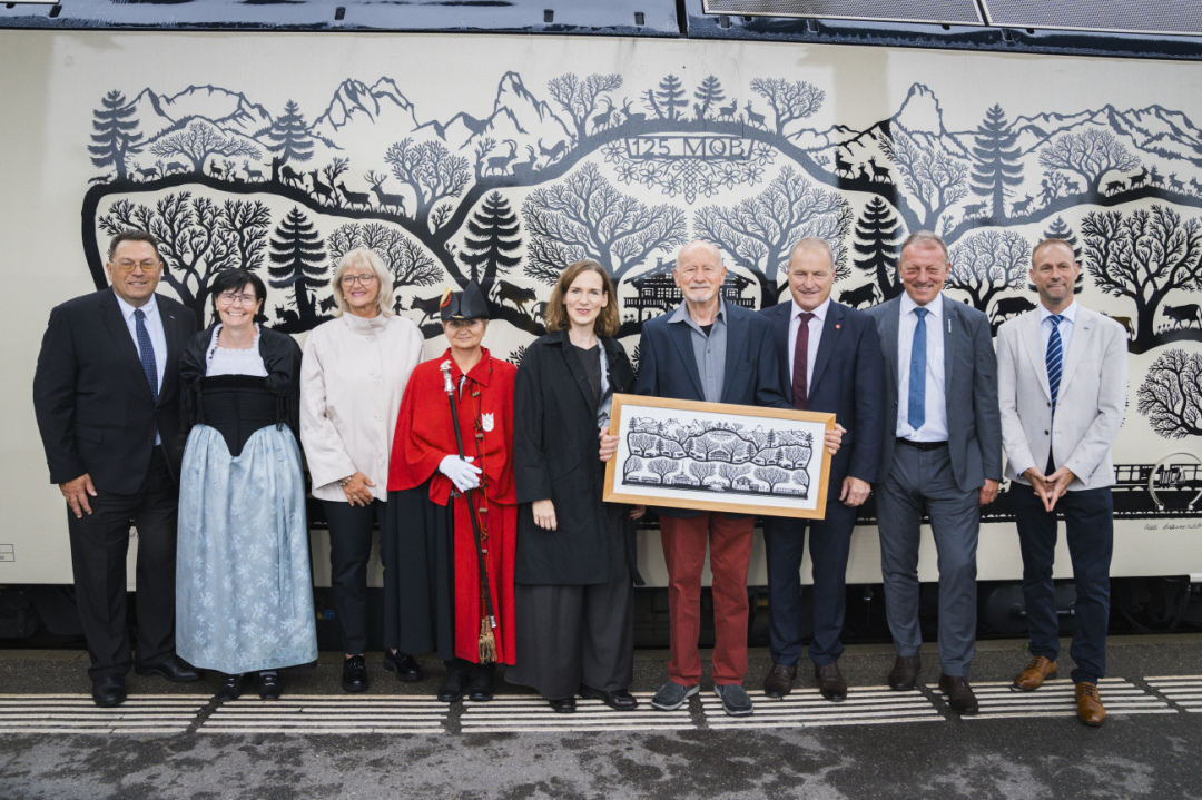 Representatives from tourism, politics and the MOB with artist Ueli Hauswirth, holding his original paper cut, at Gstaad station. PHOTO: JO BERSIER Representatives from tourism, politics and the MOB with artist Ueli Hauswirth, holding his original paper cut, at Gstaad station. PHOTO: JO BERSIER