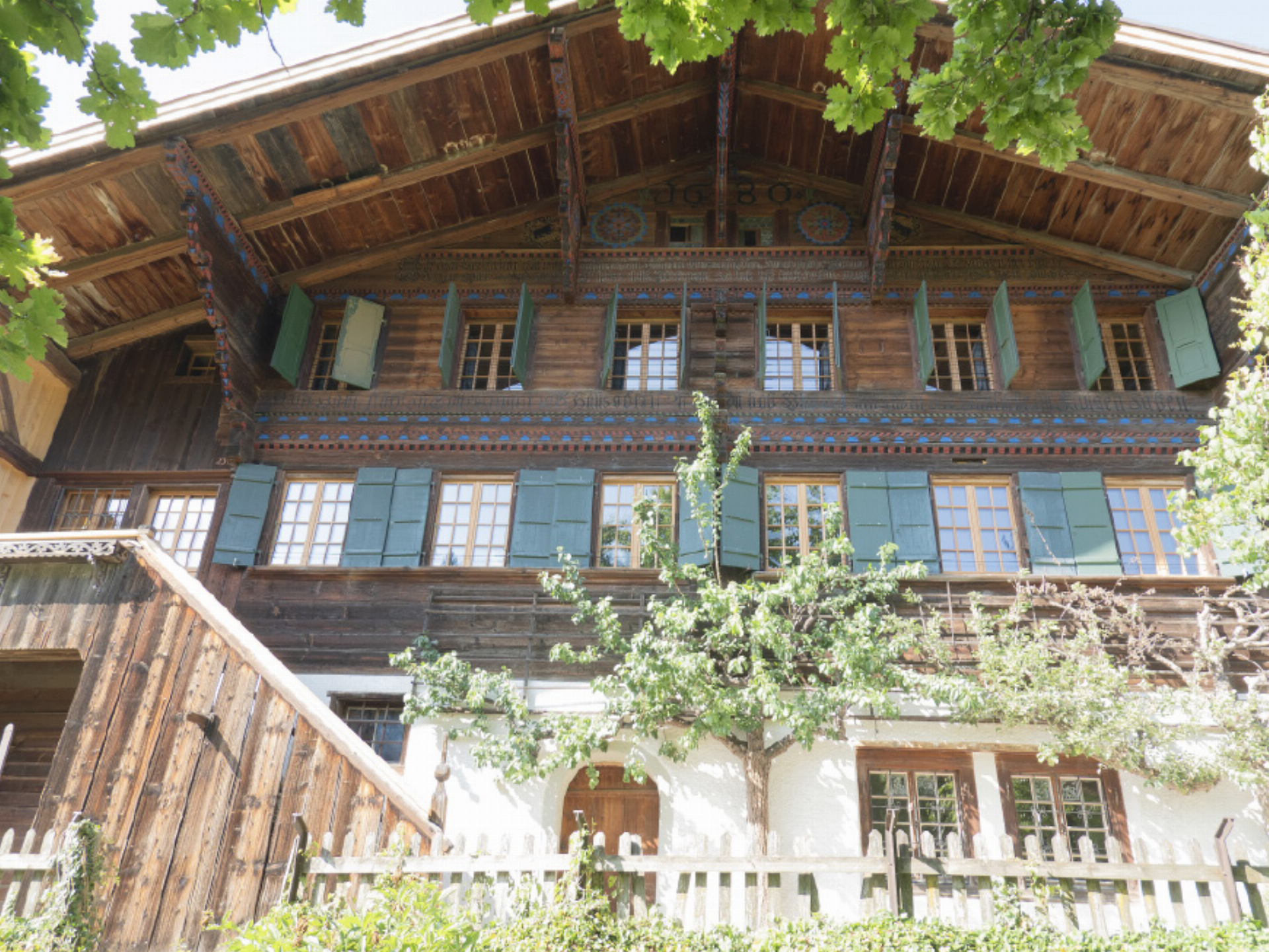 The Matti Kastlanei inSaanen, built in 1680.The 1918/19 photograph shows a rough stone wall in front of the garden. - Das Bild wird blockiert. – Möglicherweise durch einen aktiven Adblocker.