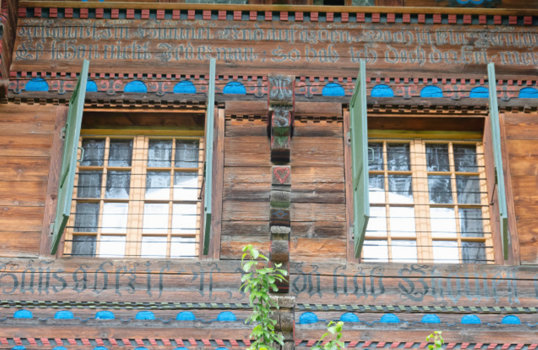 1 During the 1918/19 restoration, the house inscription in Fraktur script in the gable was still legible. “He who trusts in God has built well, in heaven and on earth. Yet there is no man in this world who can build to everyone’s liking.” 1 During the 1918/19 restoration, the house inscription in Fraktur script in the gable was still legible. “He who trusts in God has built well, in heaven and on earth. Yet there is no man in this world who can build to everyone’s liking.”