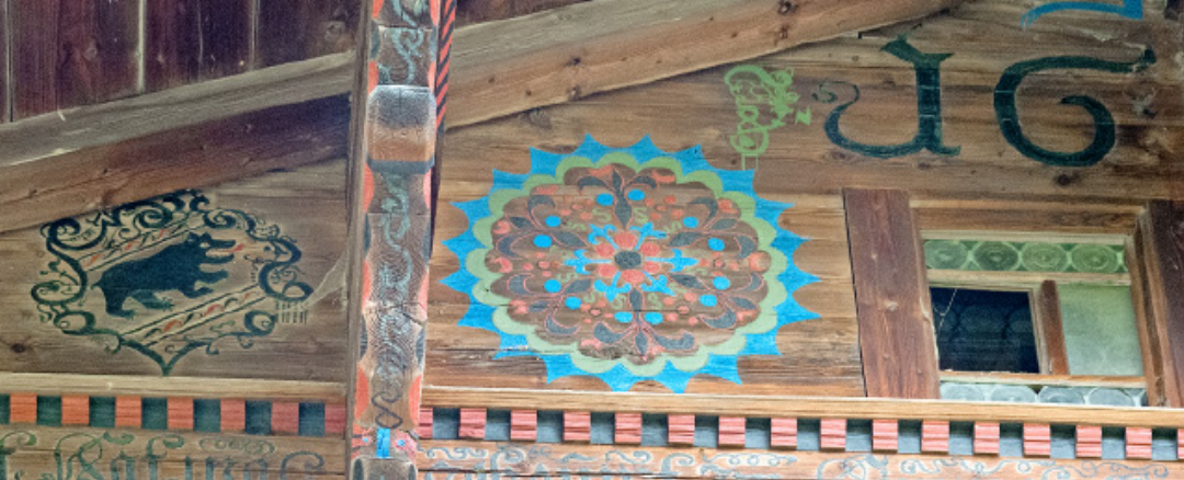 3 A picture-perfect gable wall, decorated in the traditional colours of blue, red, green and black. Also of interest are the Butzenscheiben, small circular panes produced during the mouth-blowing of glass. Their thickened centres mark the point where the glassblower’s rod was attached. 3 A picture-perfect gable wall, decorated in the traditional colours of blue, red, green and black. Also of interest are the Butzenscheiben, small circular panes produced during the mouth-blowing of glass. Their thickened centres mark the point where the glassblower’s rod was attached.