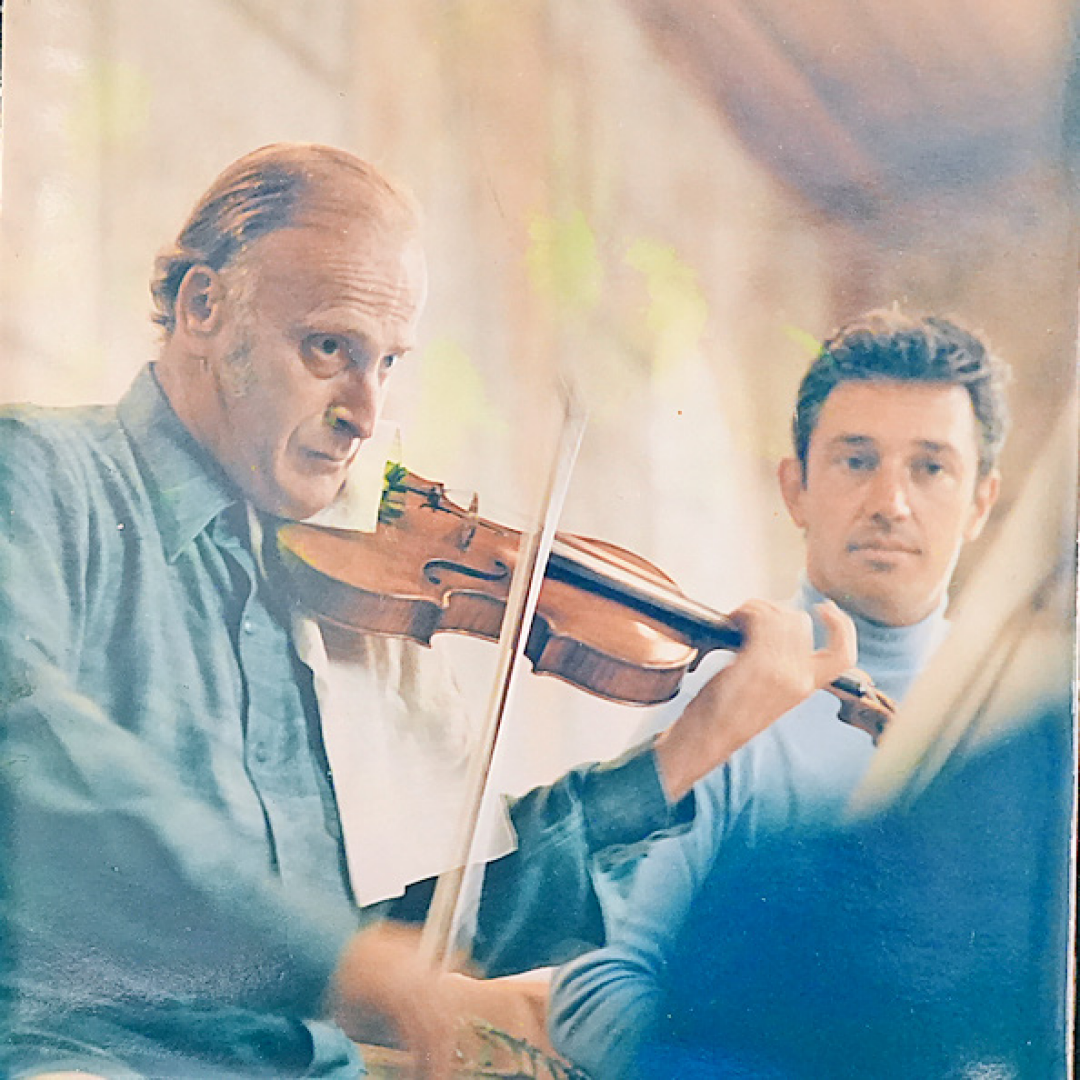 Yehudi Menuhin and Alberto Lysy: Numerous photographs at the Menuhin Center Saanen document Lysy’s work and his close connection with Menuhin. | archive photo Yehudi Menuhin and Alberto Lysy: Numerous photographs at the Menuhin Center Saanen document Lysy’s work and his close connection with Menuhin. | archive photo