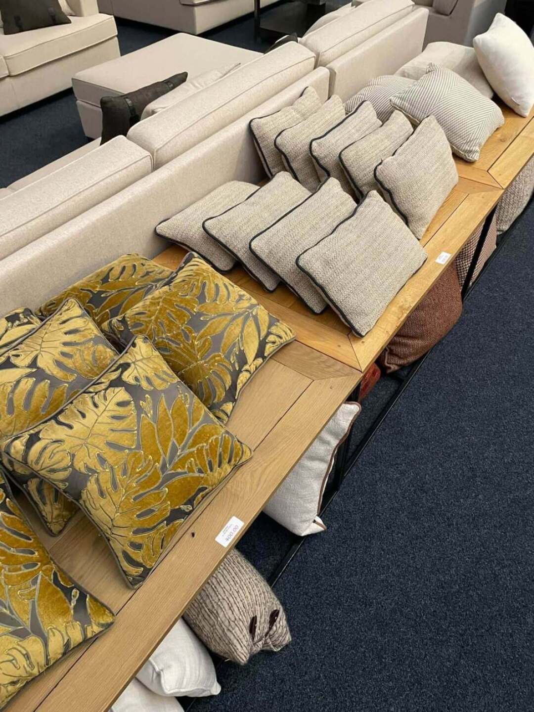 Plenty of cushions to choose from © Jürg Hoss Liquidationen Plenty of cushions to choose from © Jürg Hoss Liquidationen