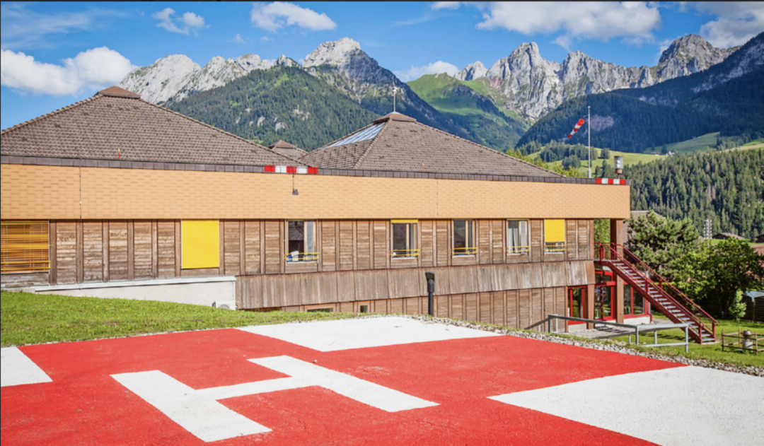 An existing modular building is planned for the helicopter landing area beside the Pôle Santé, connected to the main building by a covered walkway. PHOTO: PSPE An existing modular building is planned for the helicopter landing area beside the Pôle Santé, connected to the main building by a covered walkway. PHOTO: PSPE