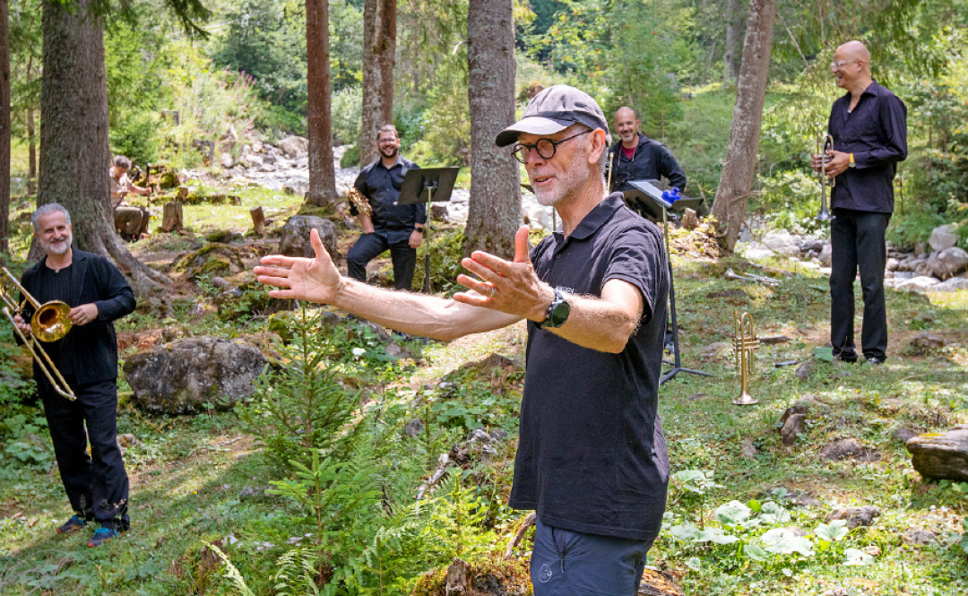 Beyond the concert hall: The new President’s Hikes, led by Richard Müller (front), brought together music, personal encounters and the landscape surrounding Gstaad. Beyond the concert hall: The new President’s Hikes, led by Richard Müller (front), brought together music, personal encounters and the landscape surrounding Gstaad.